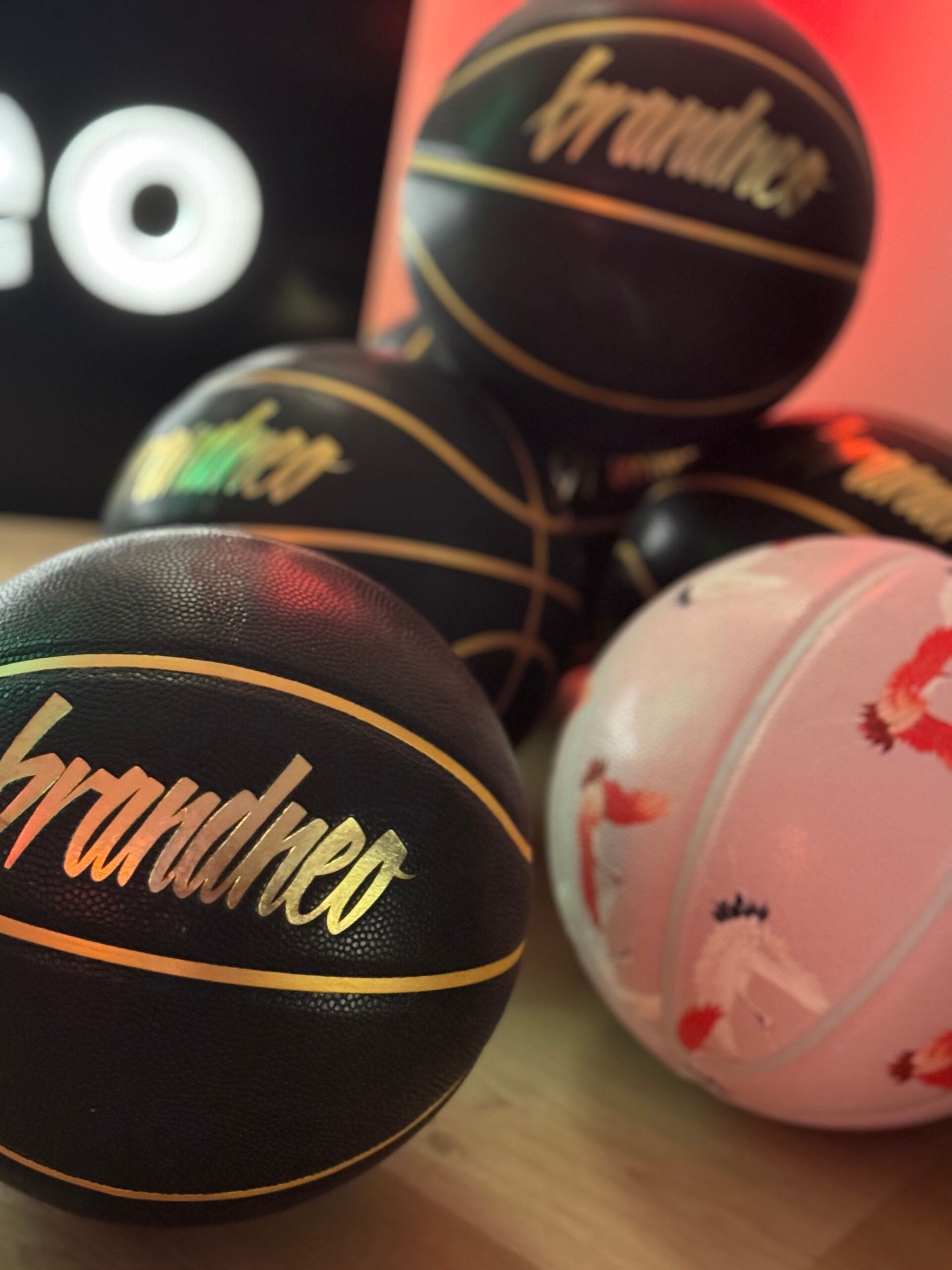 brandneo Basketbälle mit Goldfolien-Logo